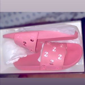 Women's rubber GG slide sandal 9 (W) PRE OWNED but in very good condition